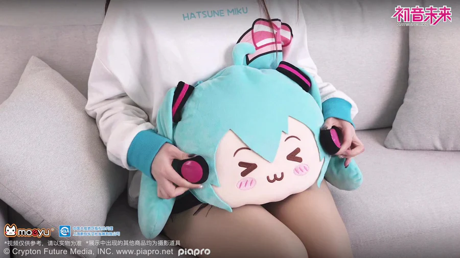Moeyu - Hatsune Miku Squinting Eyes Pillow & Blanket (2-in-1)