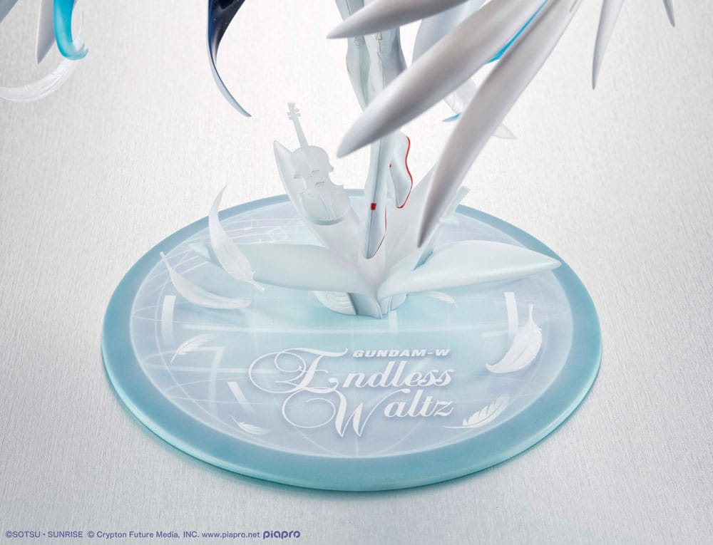 Mobile Suit Gundam x Hatsune Miku Lucrea Statue Hatsune Miku x Wing Gundam Zero EW 45th Anniversary
